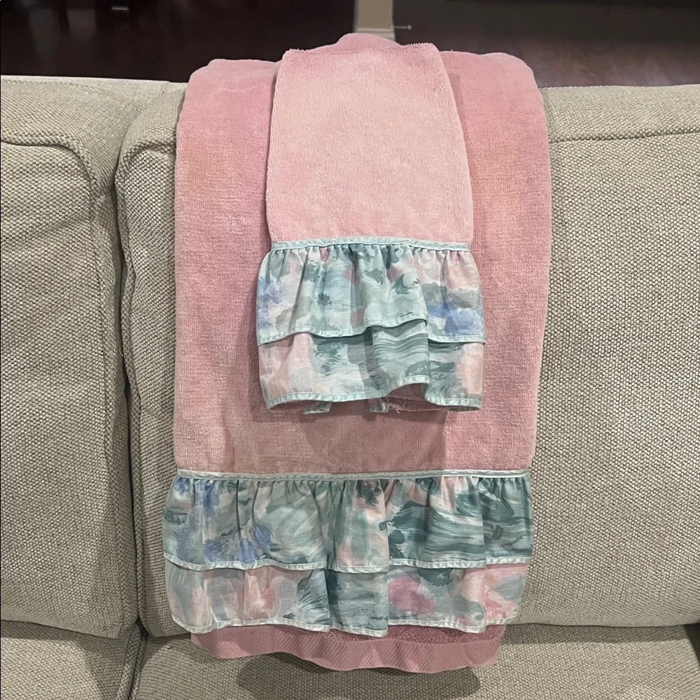 Vintage Pink Ruffled towel & washcloth Set